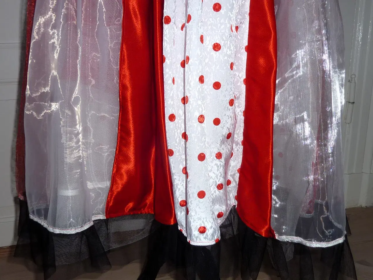 Billede 6 - Prinsessekjole til leg & udklædning. Str. 6-9 år.