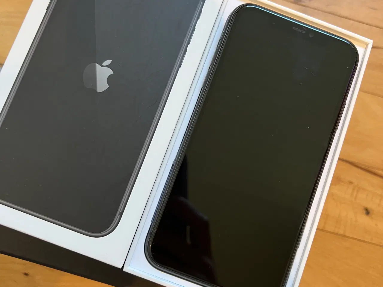 Billede 2 - iPhone 11 64 GB m. covers
