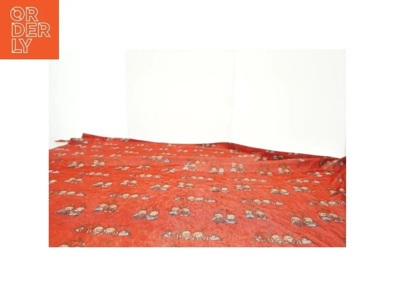 Billede 2 - Brugt rød dug med nisse motiv (str. 160 x 180 cm)