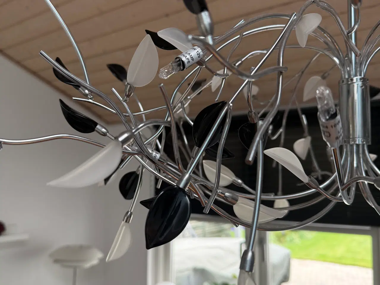 Billede 2 - Super flot lampe i krom med sorte/hvide glasblade
