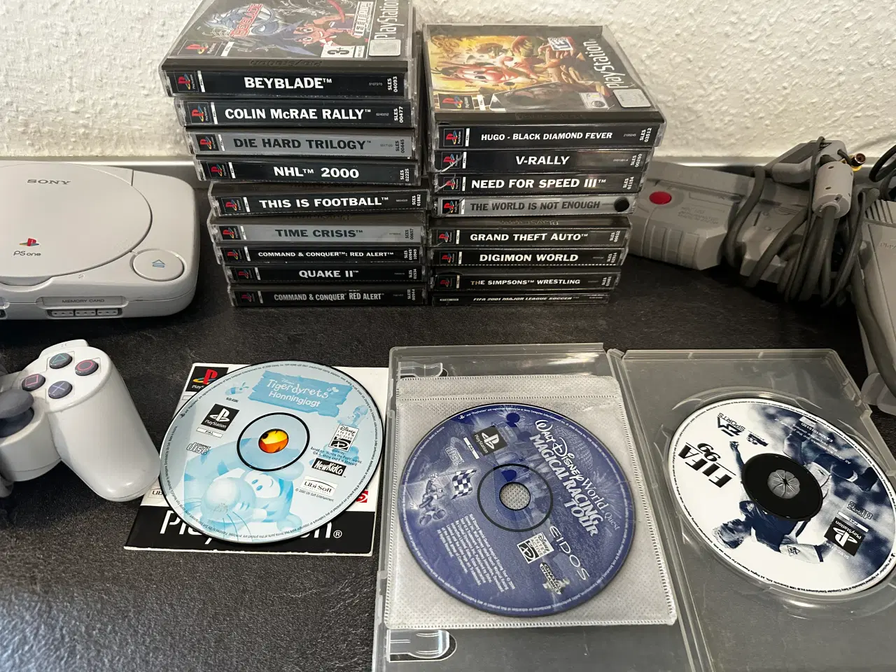 Billede 2 - Playstation One pakke med 2 maskiner og 20 spil