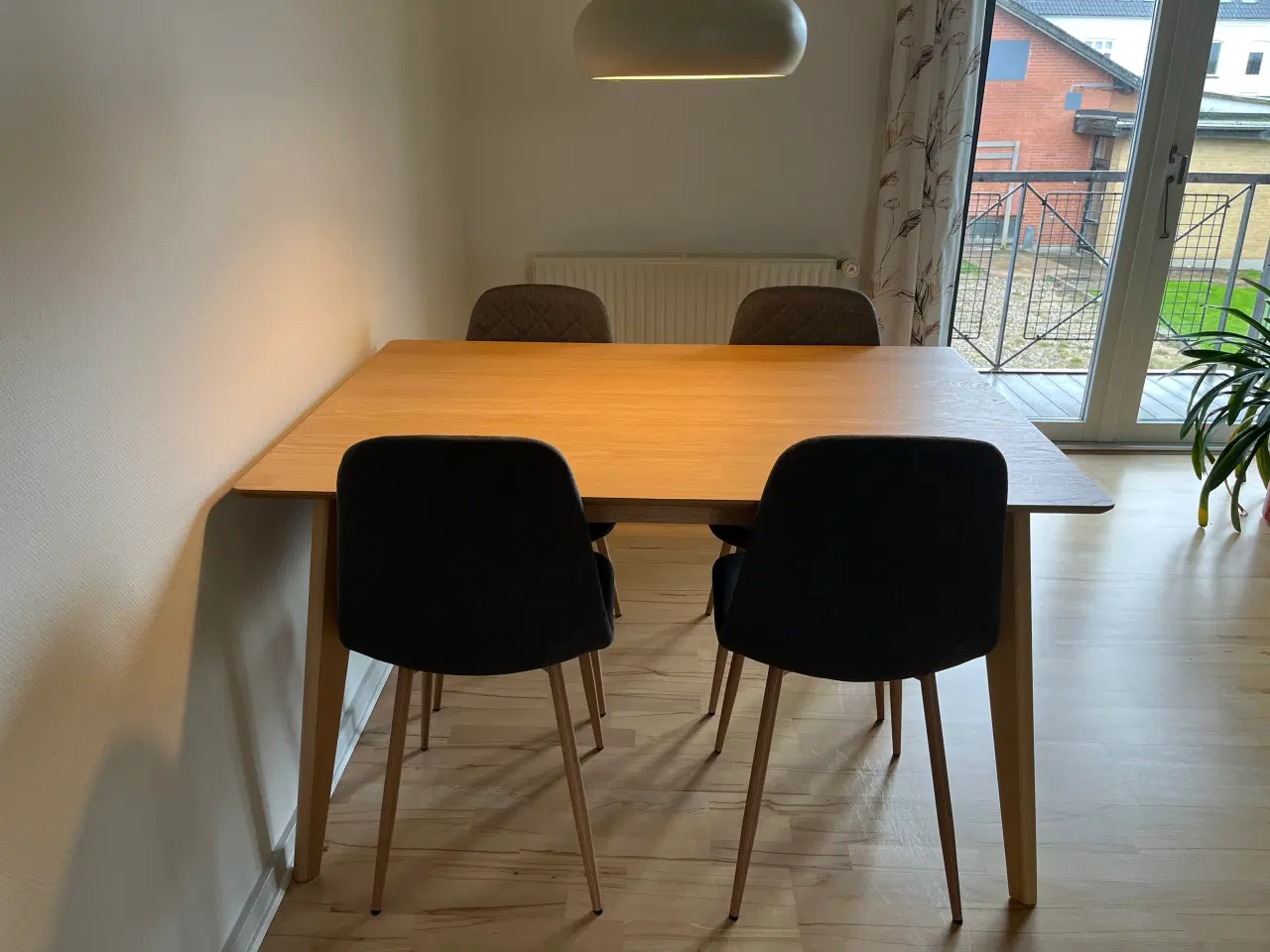 Billede 5 - Spisebord m. 6 stole