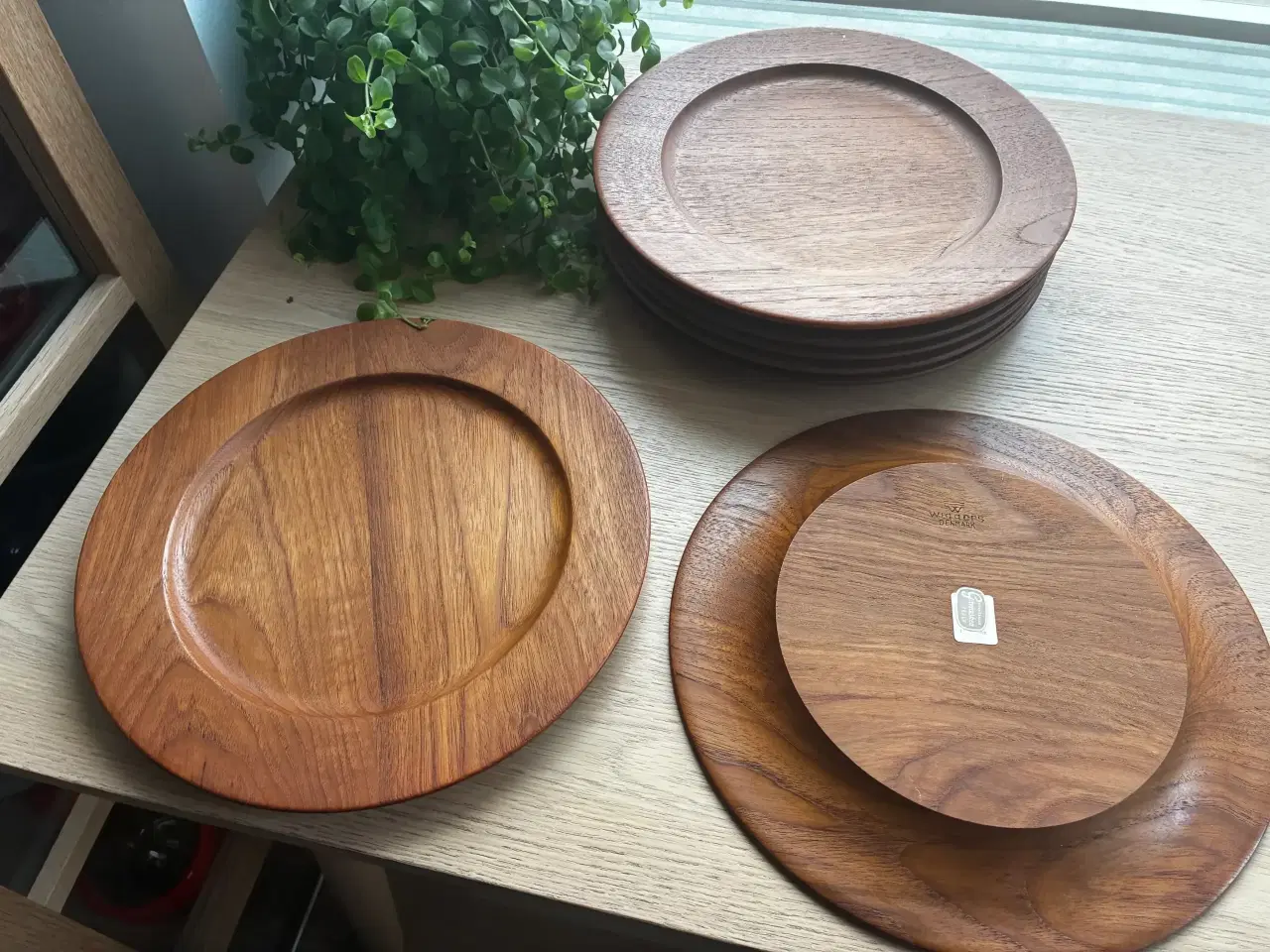 Billede 2 - 7 stk. teak dækketallerkner,  "Wiggers Denmark"