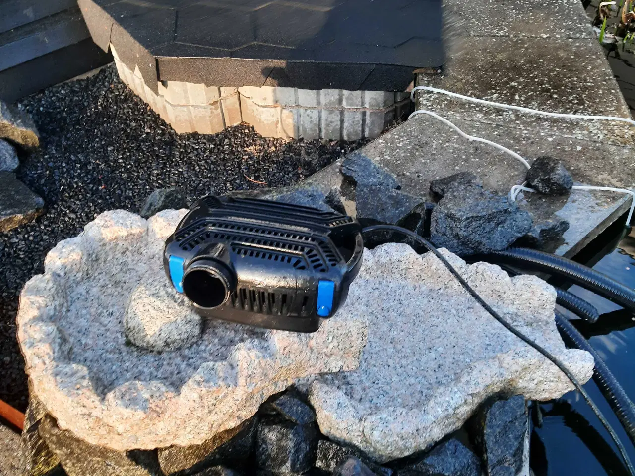 Billede 2 - Granit springvand med pumpe 