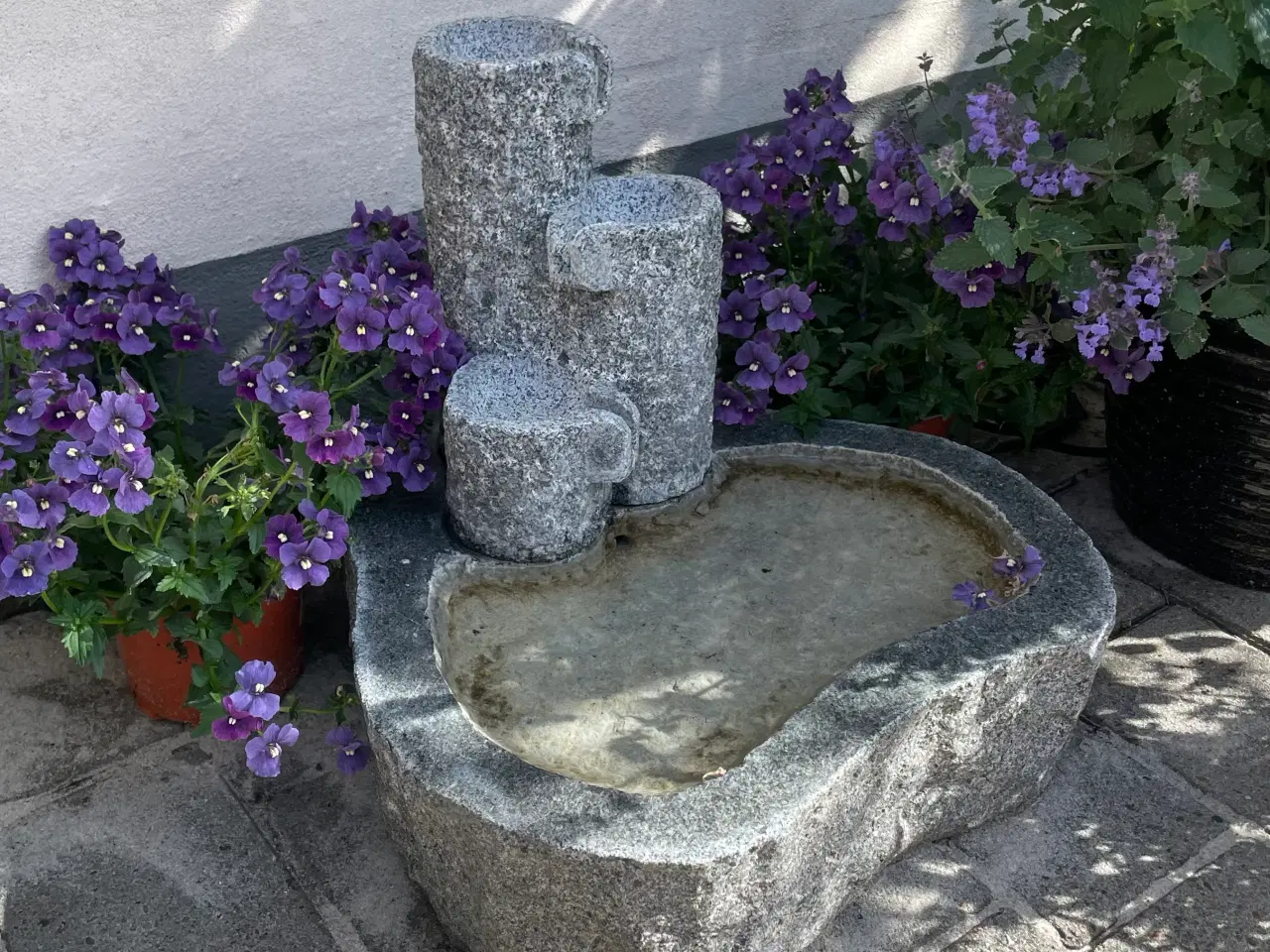 Billede 1 - Granit Vandsten med pumpe