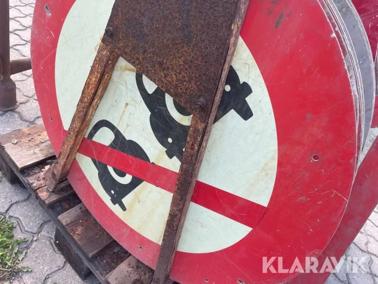 Billede 10 - Diverse vejskilte ca 64 styk med holder