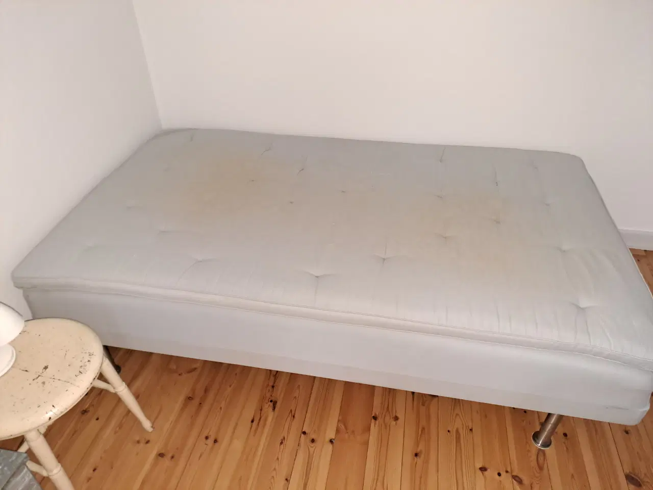 Billede 2 - BORTGIVES - Ikea "Sultan" boxmadres med topmadres.