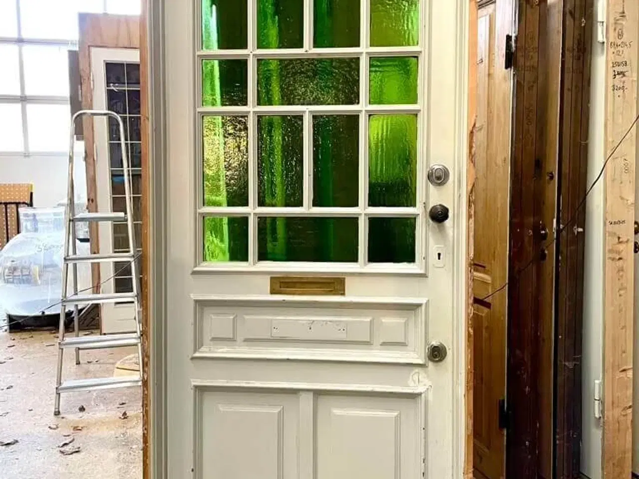Billede 2 - Højrehængt opgangsdør fra 1905 m. smukt glas