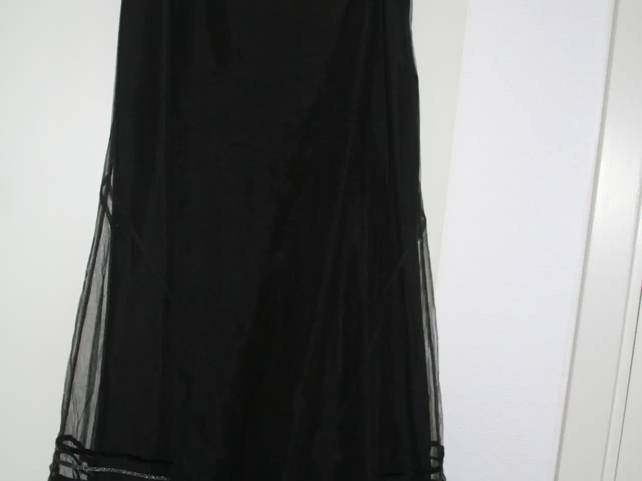 Billede 1 - Flot sort nederdel med flot bort for neden