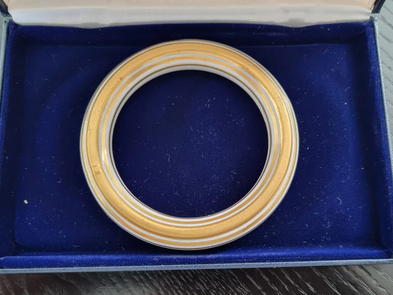 Billede 1 - Royal Copenhagen porcelæns armring med guldstriber