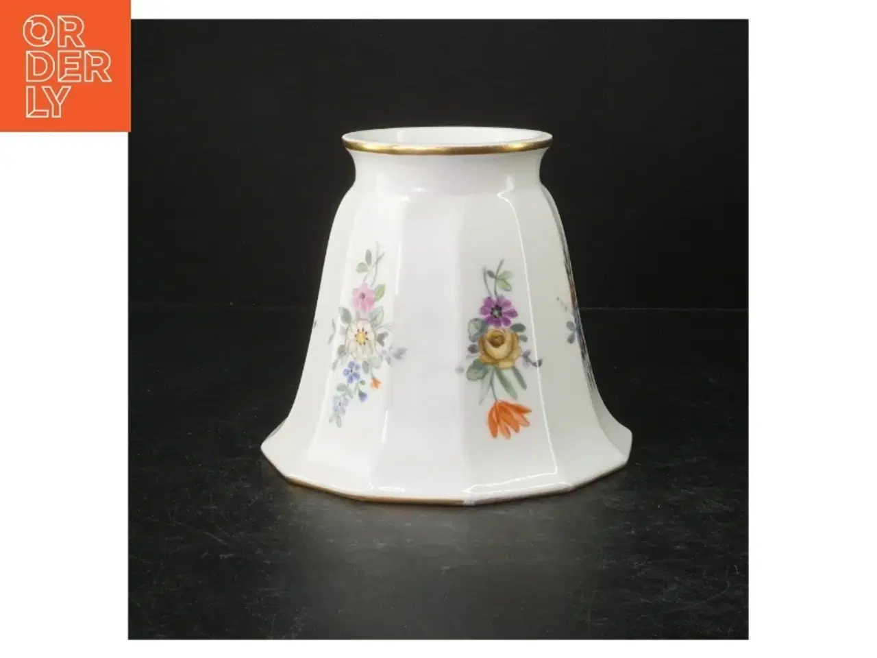 Billede 2 - Porcelænsvase fra DJ København med blomstermotiv (str. Ø. 18 cm)