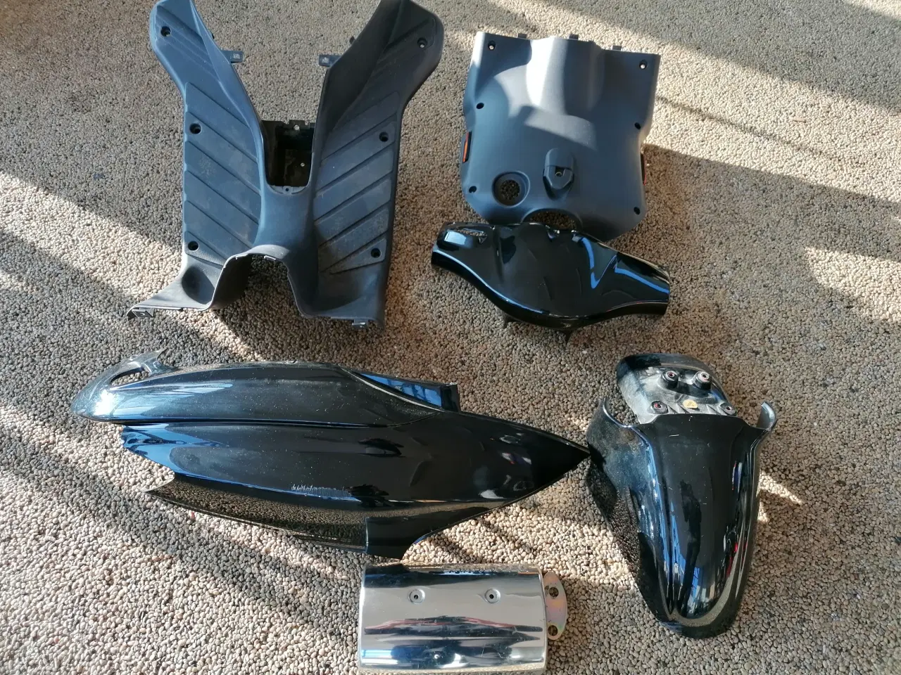 Billede 1 - Brugte sorte skjolde til Derbi Anlantis scooter.
