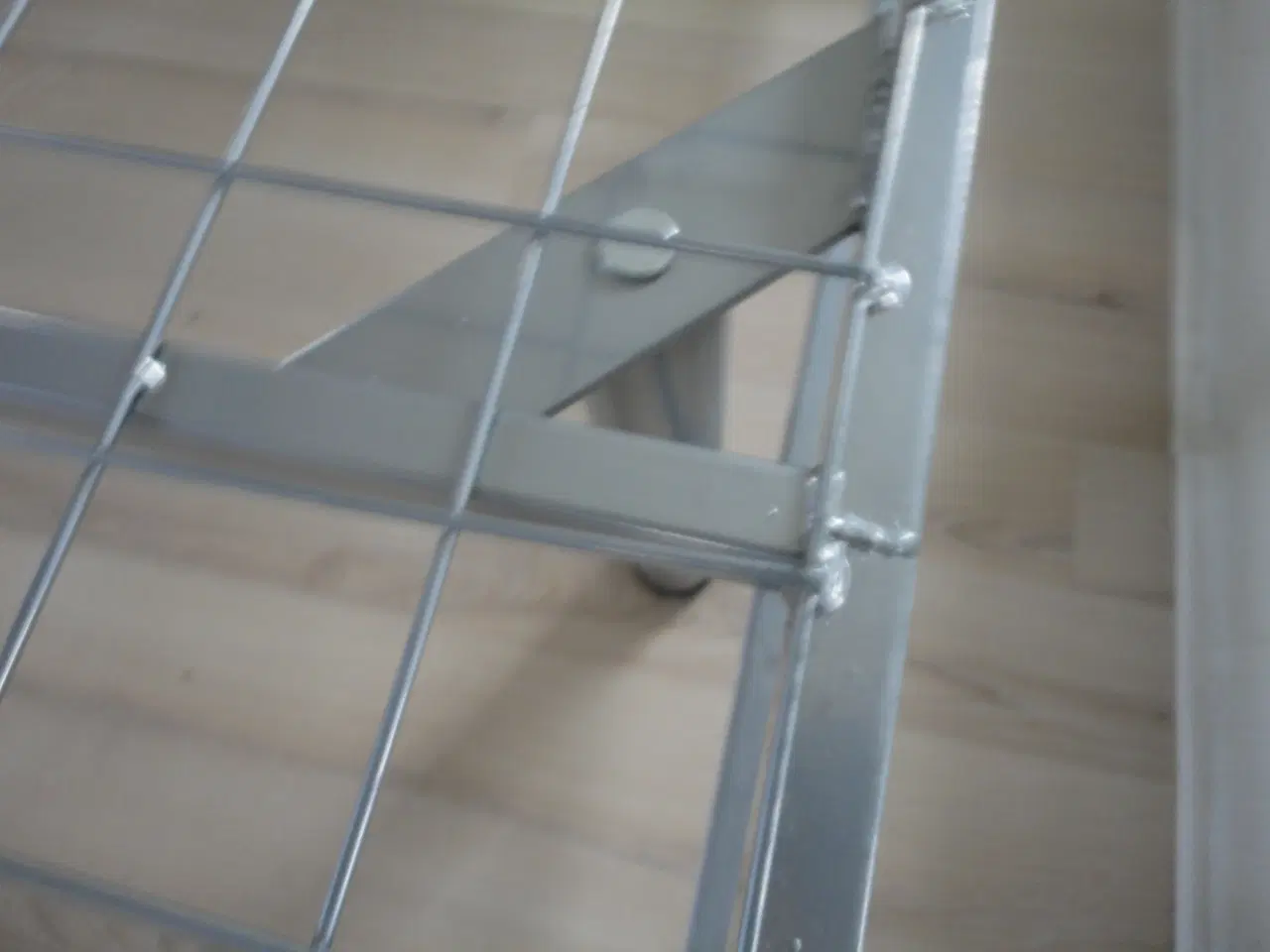 Billede 3 - 1 stk. dobbelt seng står rigtig flot i stellet 