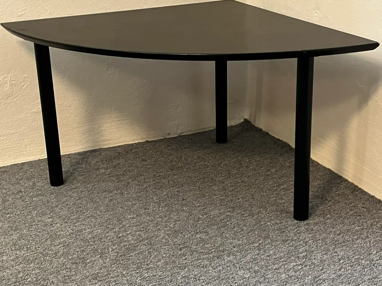 Billede 1 - Lille bord, vinkel runding, 67 cm, sort