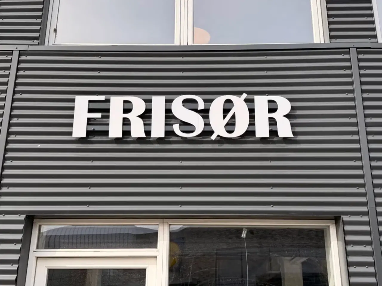 Billede 1 - Frisørskilt i hvide bogstaver til facade