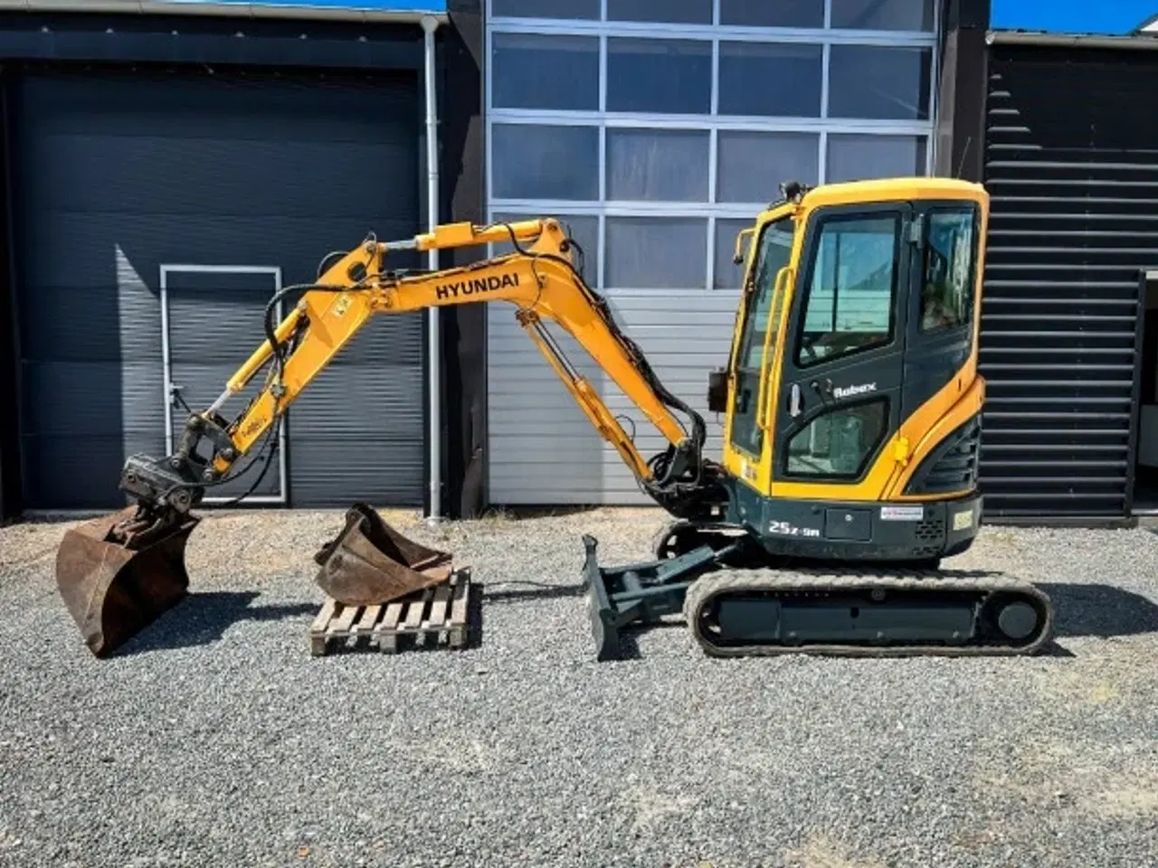 Billede 3 - Hyundai R25z-9ak - 2.700 kg. minigraver / 2 skovle & centralsmøring