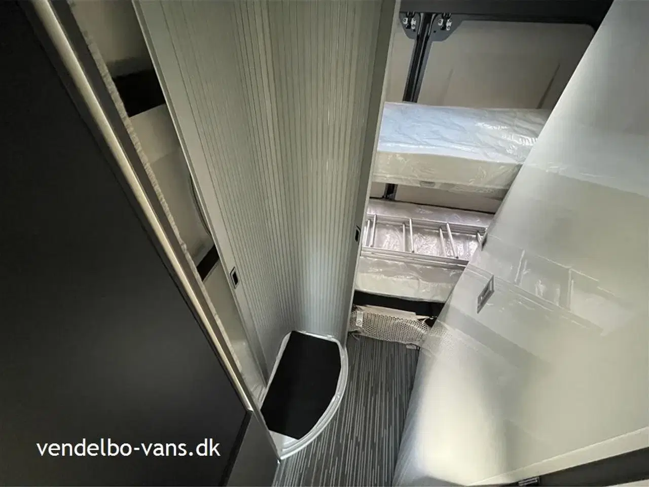 Billede 5 - 2025 - McLouis Menfys Van S-Line 7 Active Campervan 5,99 M med 5. S. sele pladser / sovepladser