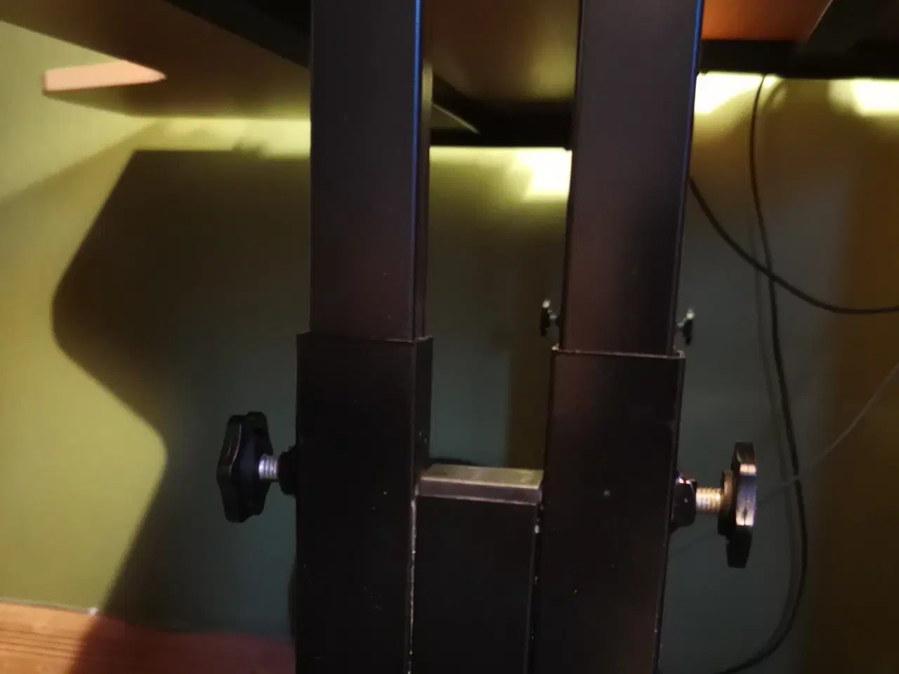 Billede 3 - PC skrivebord m/manuel hæve-sænkefunktion