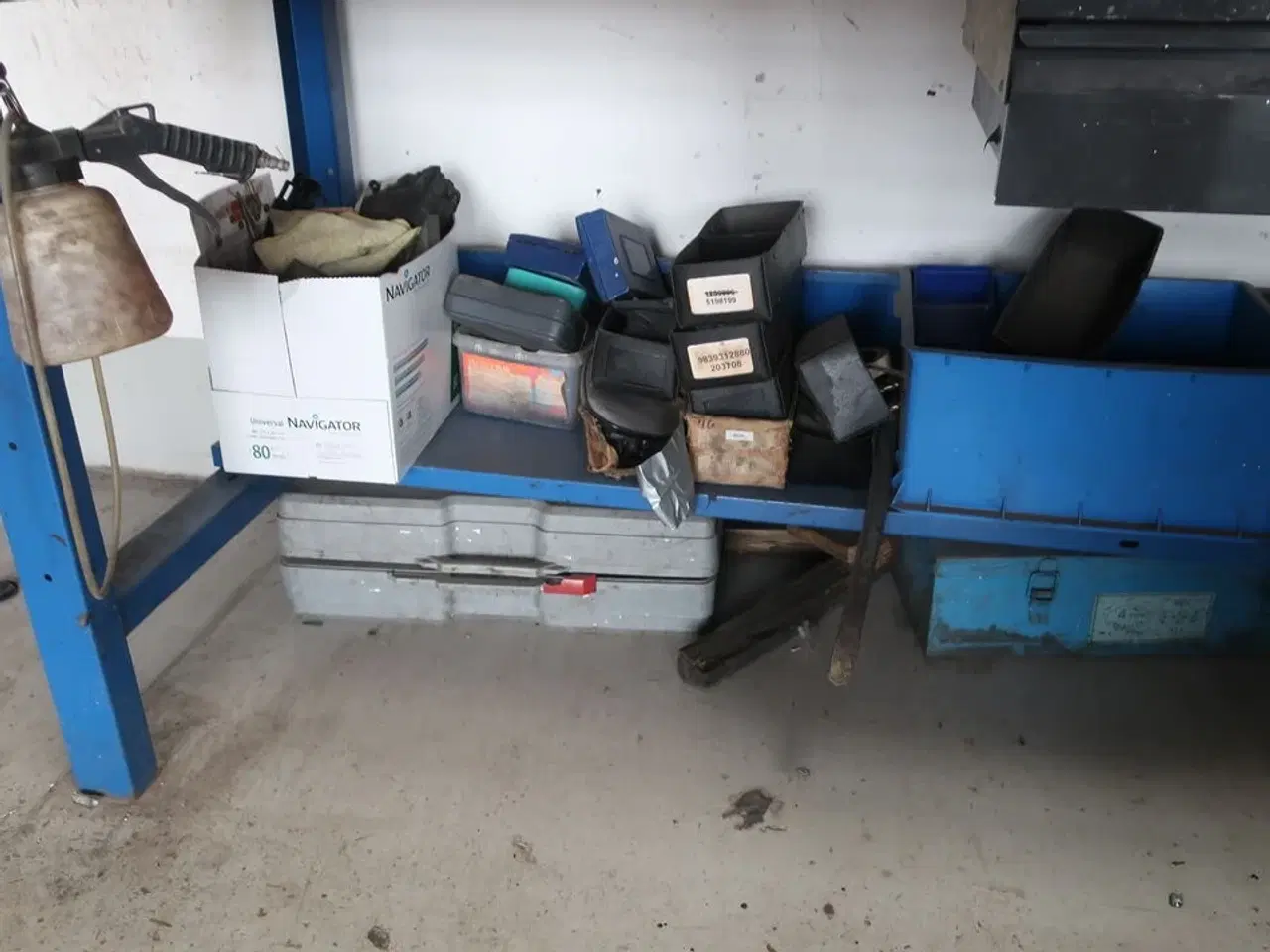 Billede 8 - Værkstedsbord med indhold samt 2 stk. tavler
