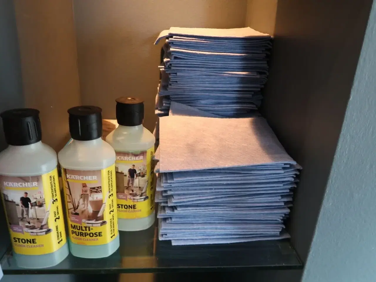 Billede 11 - 16 hylder med indhold