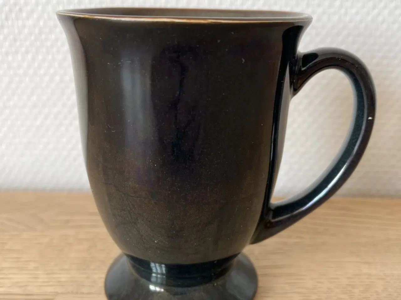 Billede 1 - Krus på fod - sort udenpå og brunlig indeni