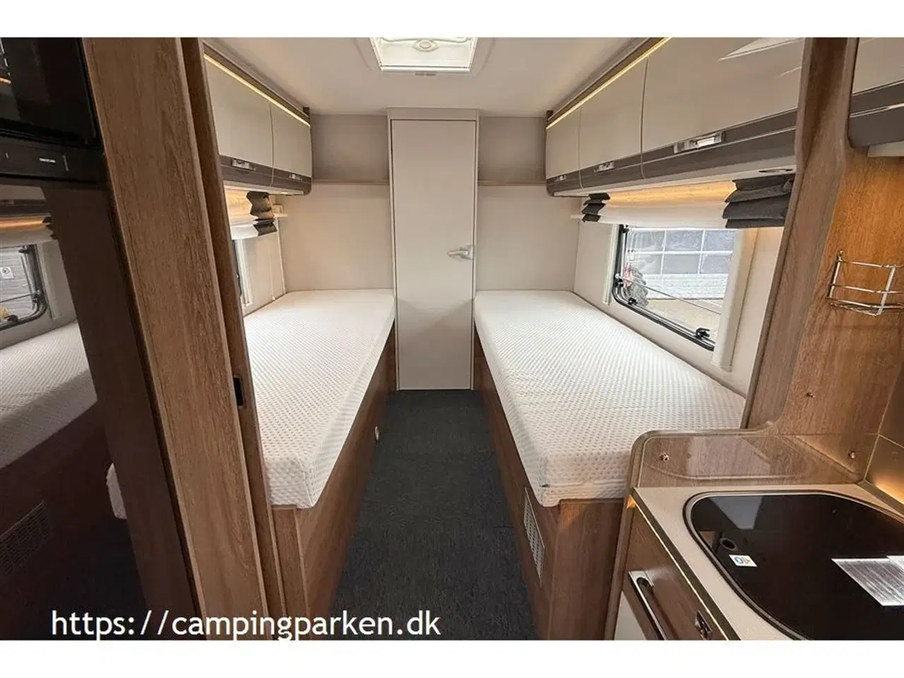 Billede 9 - 2022 - Dethleffs Trend T 7017 EB   Lave enkeltsenge og stort toiletrum i bagenden med brusekabine, 140hk, Euro6 motor