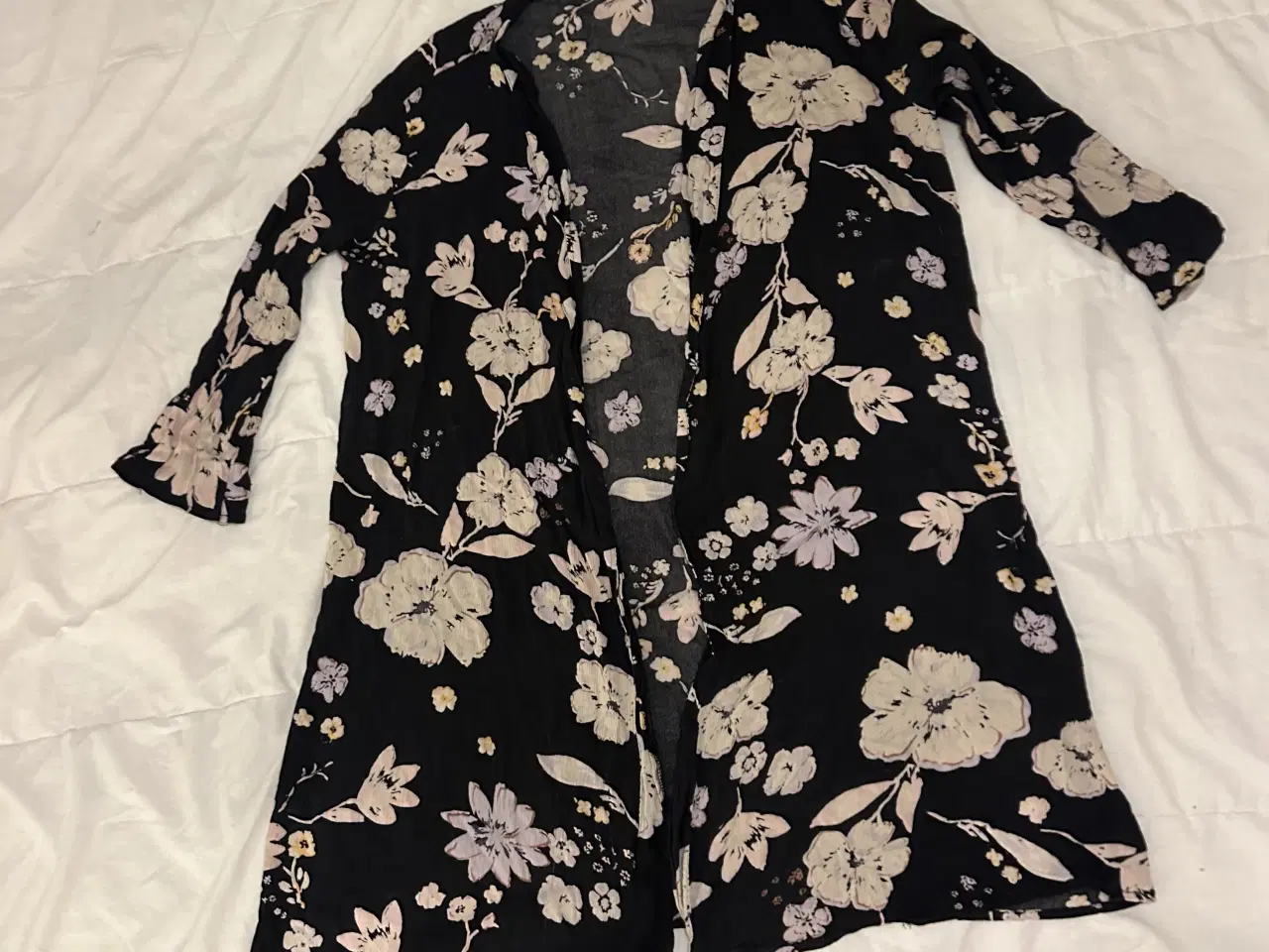 Billede 5 - Cardigan med blomster motiver - str 34