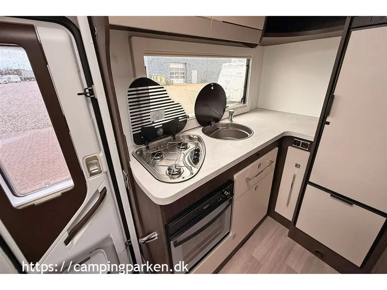 Billede 9 - 2021 - Benimar Tessoro 481   Kort autocamper med stor siddegruppe, totallængde kun 5,99 m.
