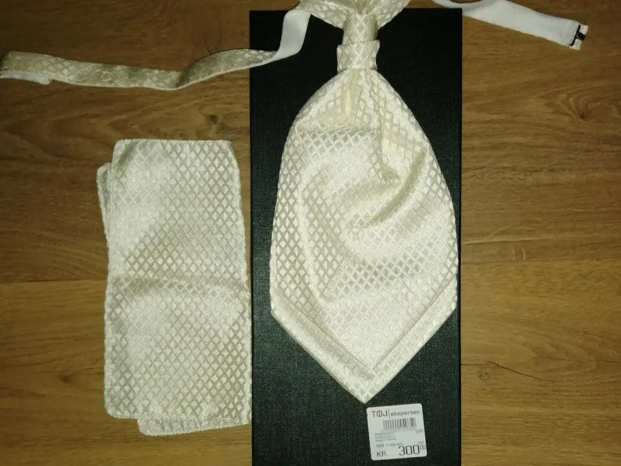 Billede 1 - NYT KRAWATT/SLØJFE SÆT, PERLEMORS HVID