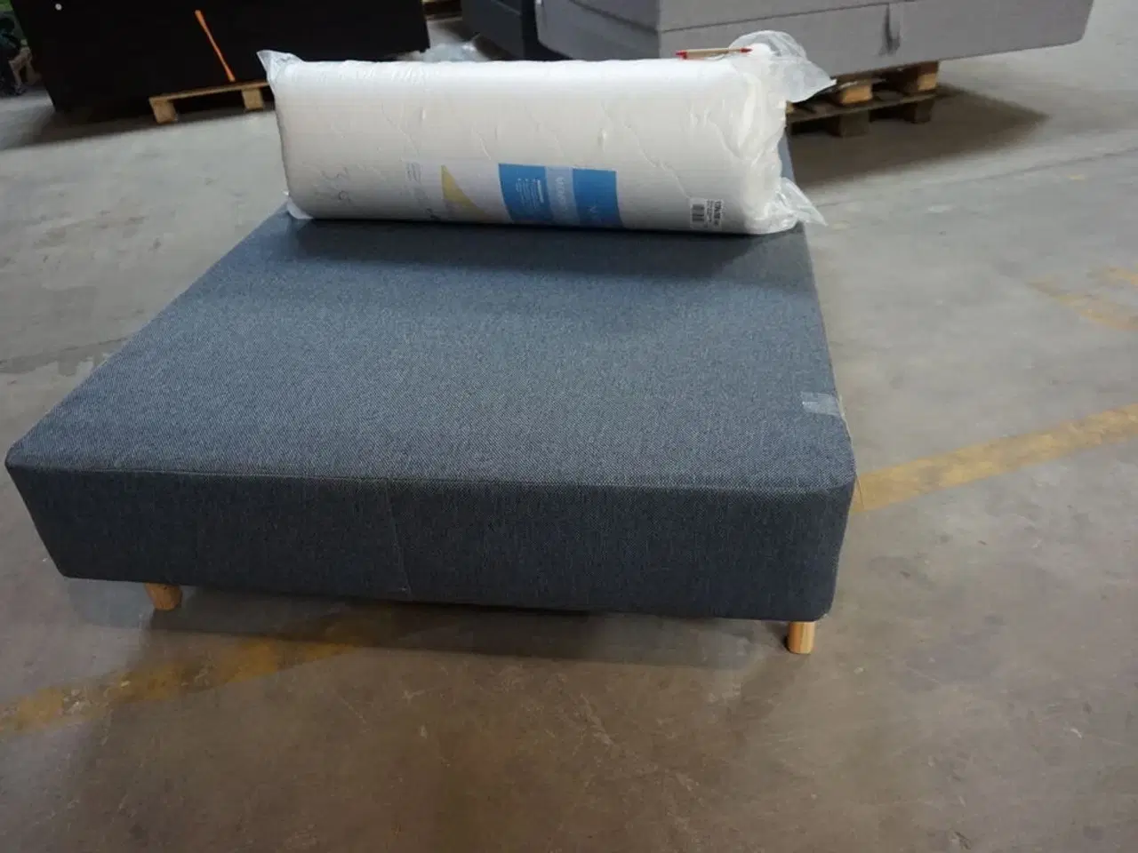 Billede 3 - Nordisk fjer Boxseng med træben og Nordisk fjer topmadras 120x200 cm
