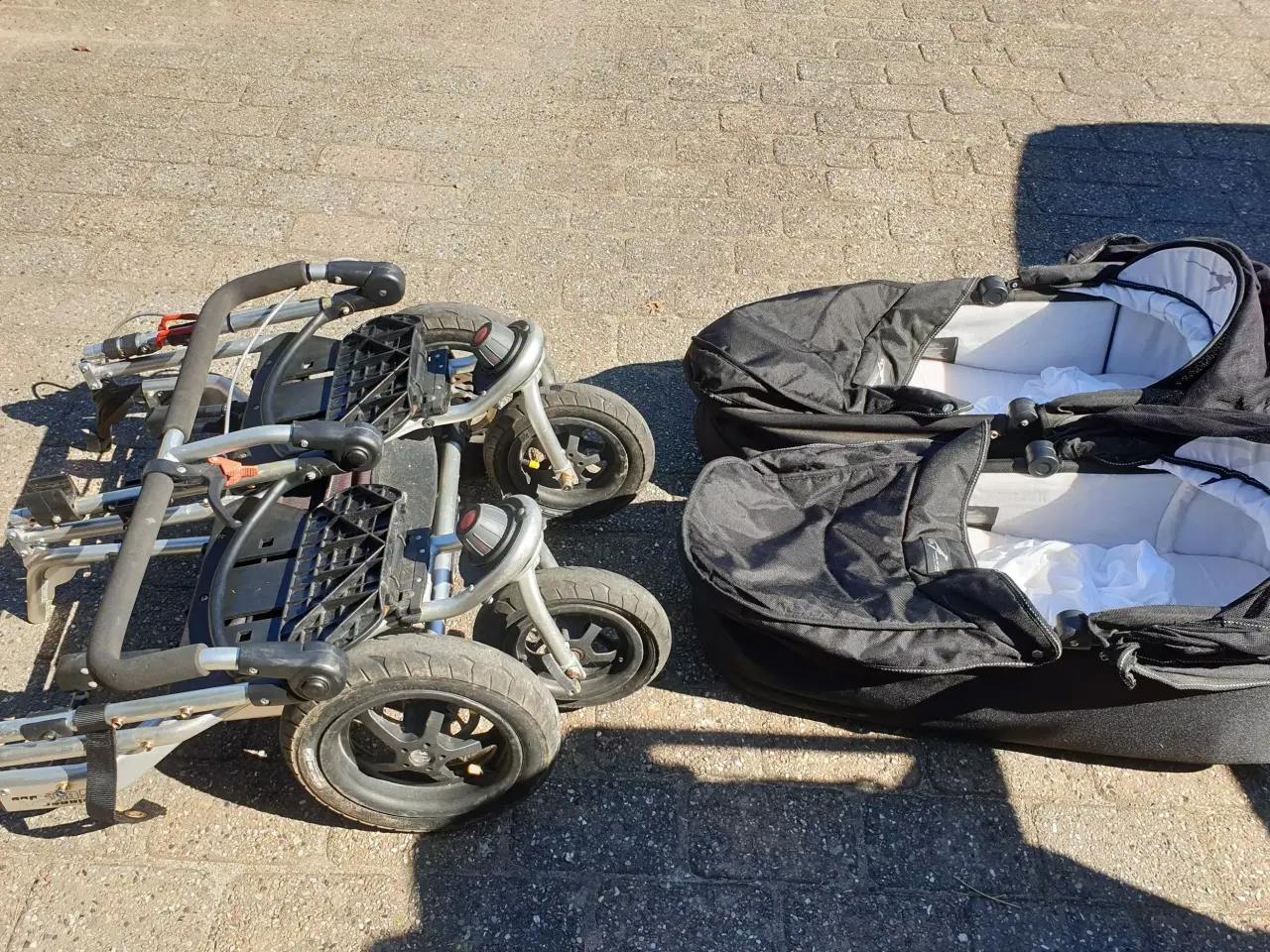 Billede 2 - Tvillinge barne vogn og ekstra udstyr