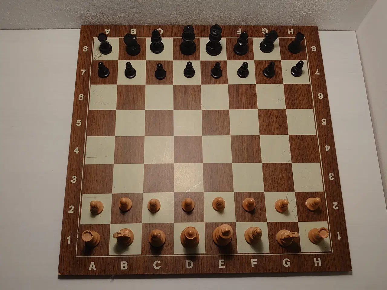 Billede 4 - Skakspil m. Mølle. Træbrikker. Plademål: 46x46cm