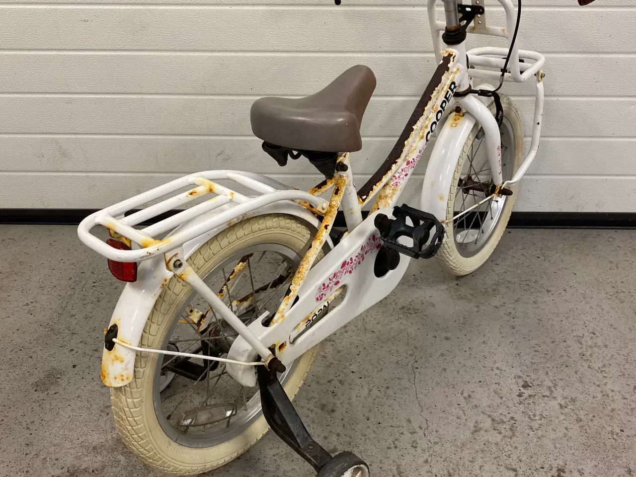 Billede 4 - Børnecykel 16 tommer hvid med støttehjul
