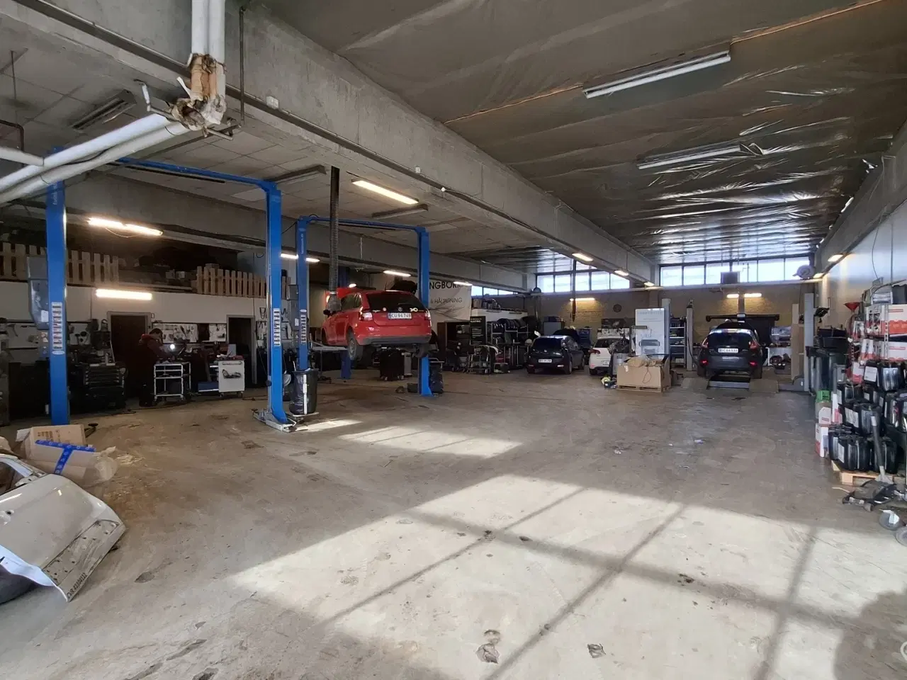 Billede 4 - Autoværksted / Værksted / Lager/ Produktion / Showroom. Store porte. Ingen søjler, Højloftet, Kun lette væge, Eget parkeringsareal.