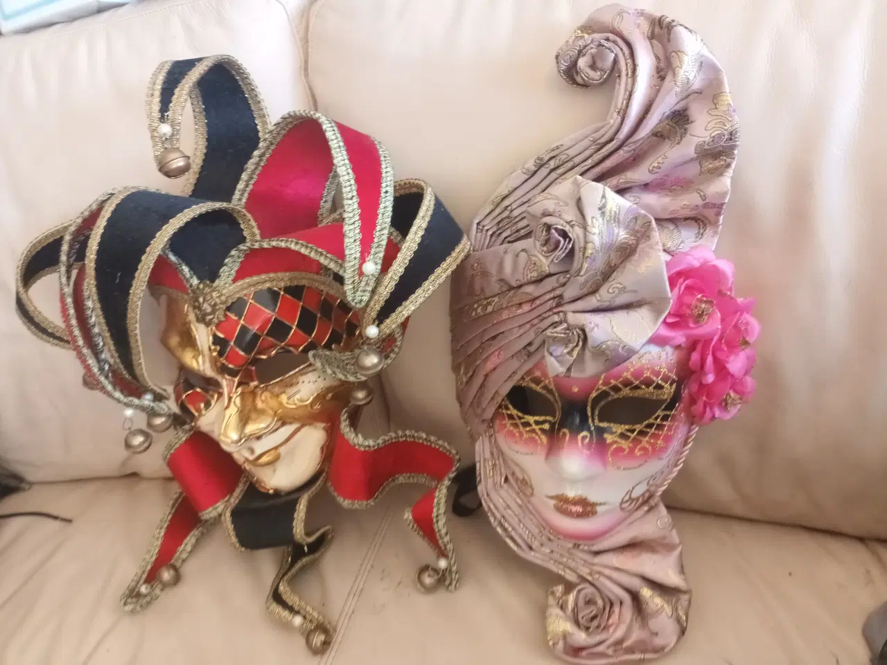 Billede 1 - 2 E SNYMUKKE HÅNDLAVEDE MASKER, NYE SMUKKE HÅNDLAV