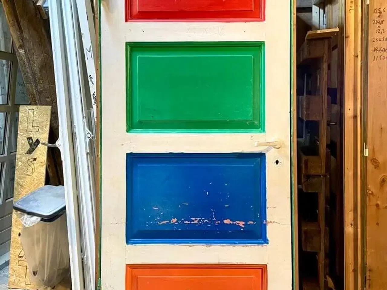 Billede 1 - Farverig, original fyldningsdør m. karm