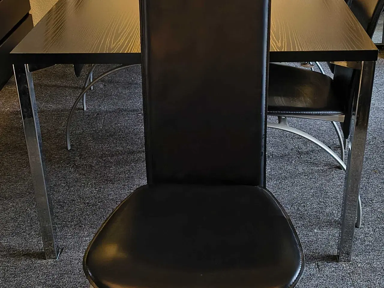 Billede 4 - Spisebord med 6 stole.