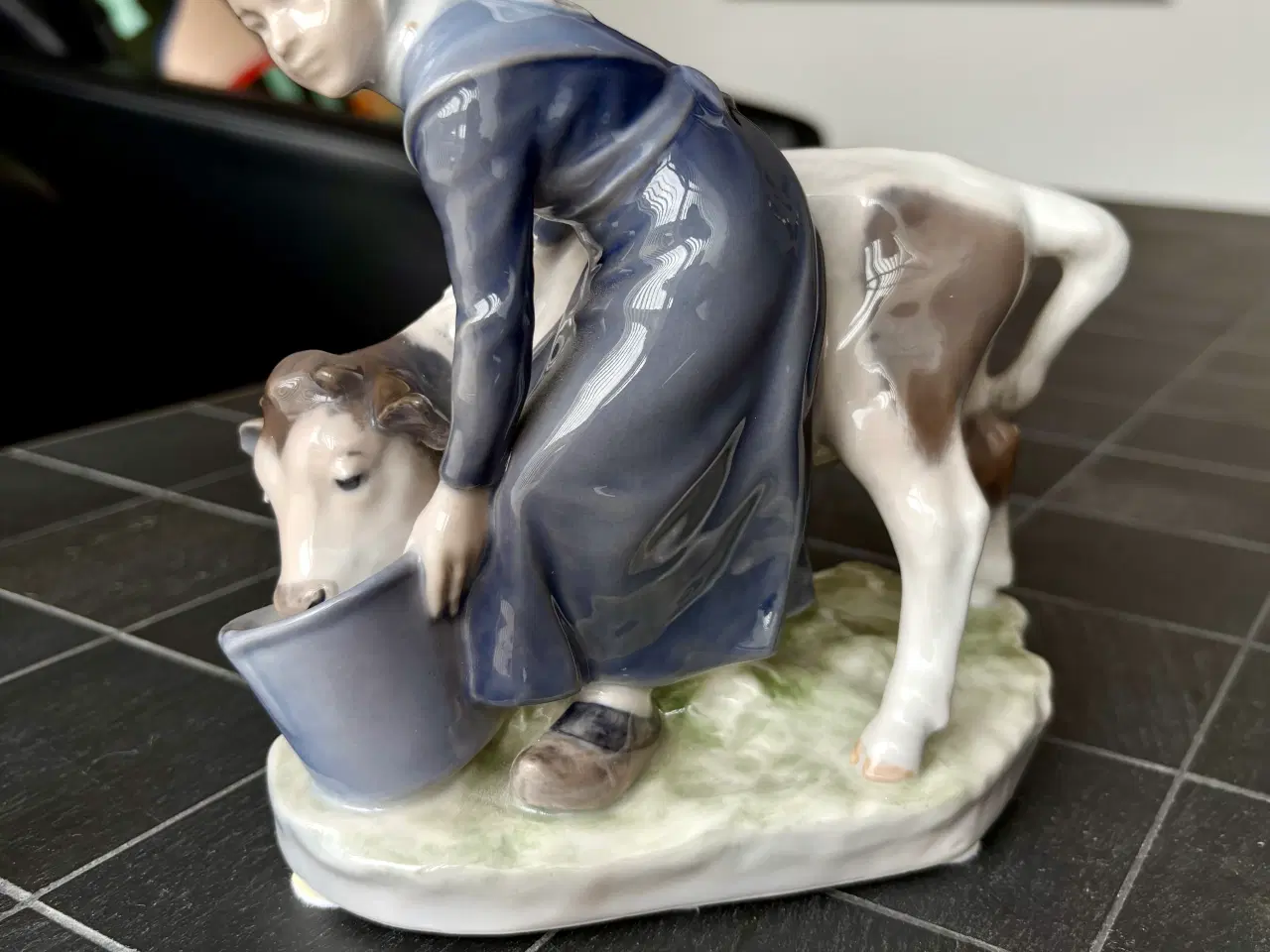 Billede 2 - Pige med kalv. Royal Copenhagen figur nr. 779