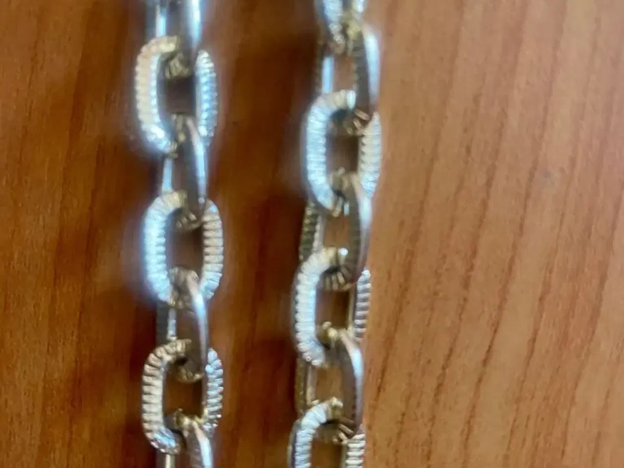 Billede 5 - Guldfarvet halskæde til salg