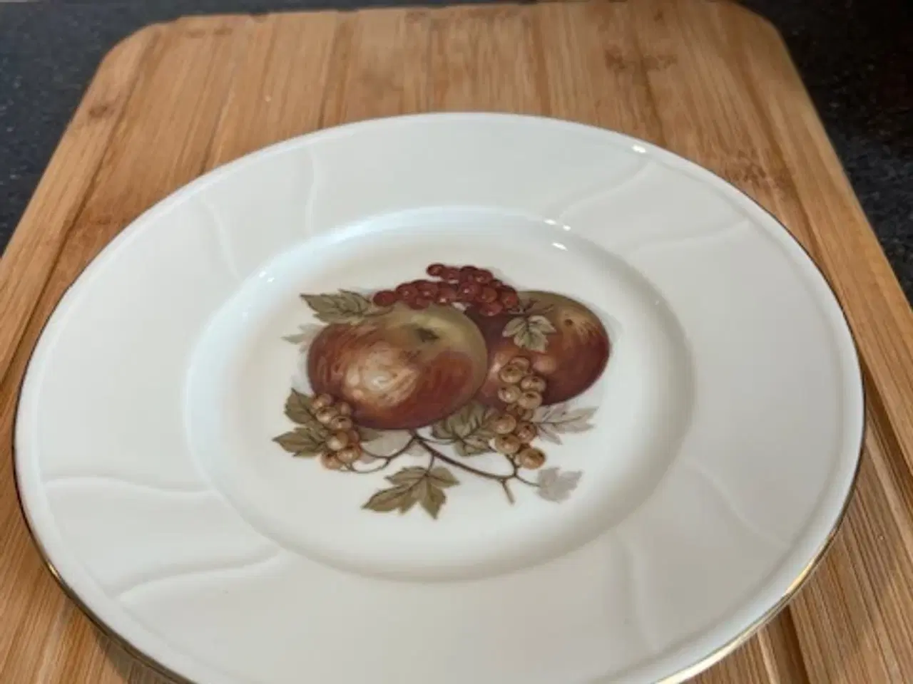 Billede 3 - 6 smukke vintagetallerkener -frugtmotiver+guldkant