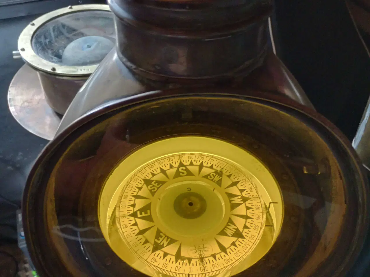 Billede 1 - Sladre kompas sat i nathus, med lys i bunden