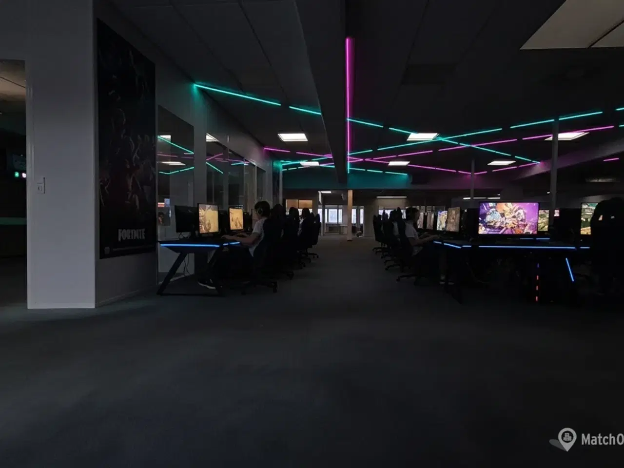 Billede 17 - Suveræn Beliggenhed – Showroom. Klinik, Butik, Gaming, Kontor mm. – Stort åbent areal i midten og mindre cellekontorer i glas.