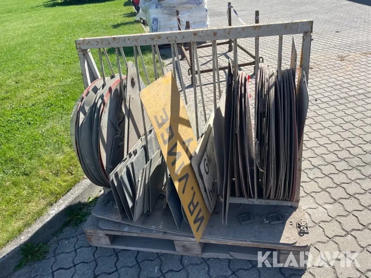 Billede 4 - Diverse vejskilte ca 74 styk med holder
