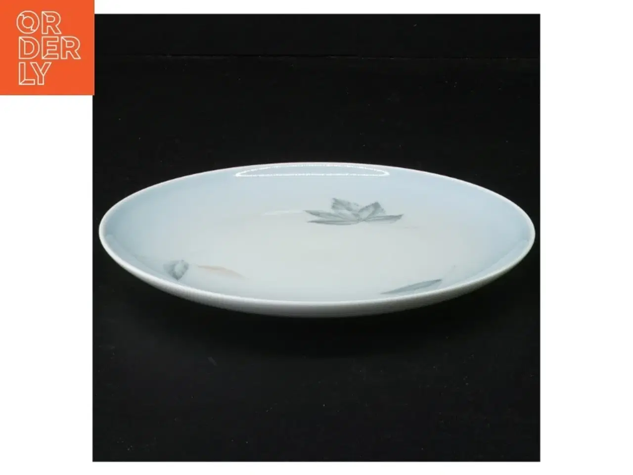 Billede 1 - Lyseblå porcelænstallerken med bladmotiv fra Bing Og Grøndahl Løvfald (str. 18 x 18 cm)