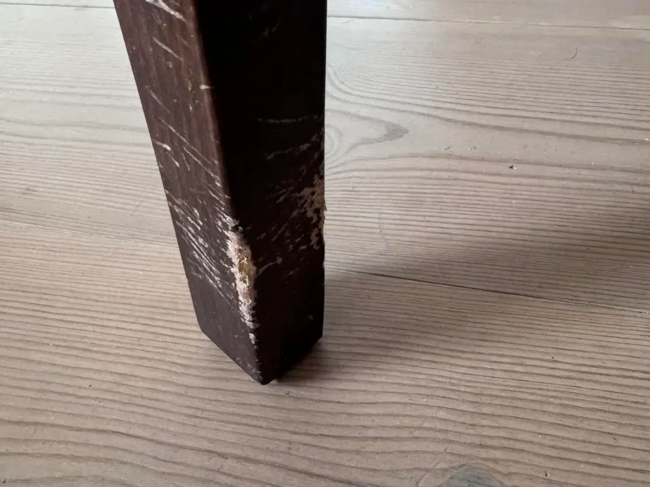 Billede 3 - Spisebordsstole i mørke brun læderlook