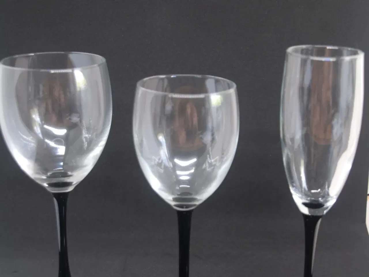 Billede 1 - Luminarc vinglas med sort stilk/fod
