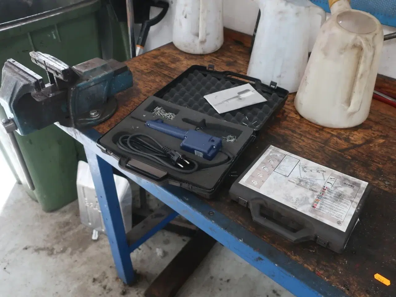 Billede 3 - Værkstedsbord med indhold samt 2 stk. tavler