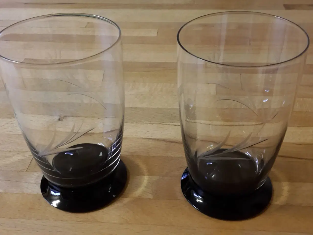 Billede 8 - 2 gamle glas på sort fod