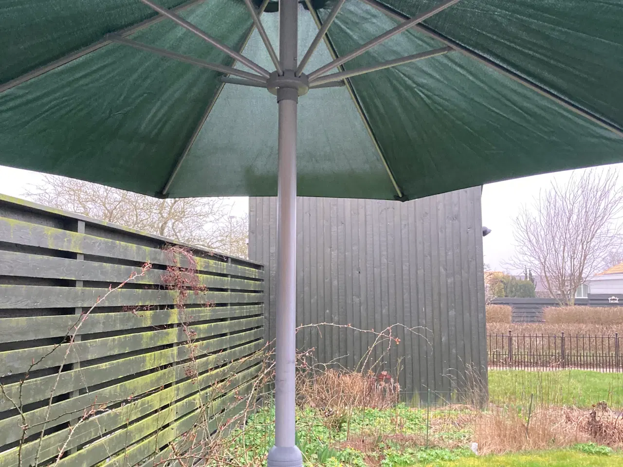 Billede 4 - Parasol + parasolfod (senest søndag d. 19.04.26)