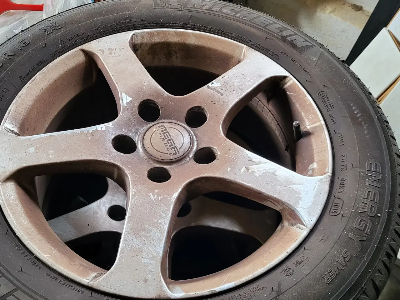 Billede 3 - Alufælge med dæk 